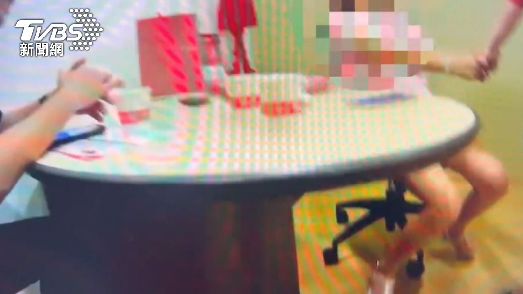 行員機警勸阻,成功保住10萬美金血汗錢,婦人感激地向行員握手致謝。(圖/TVBS)