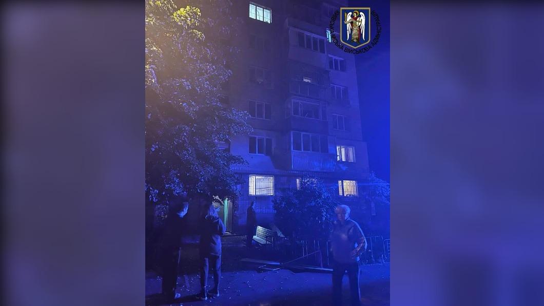 附近公寓的窗戶被炸毀。(圖/翻攝自 推特)