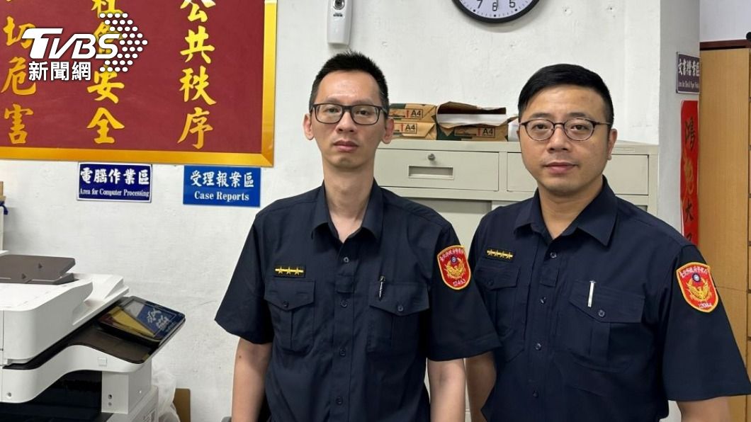 大湖派出所副所長黃梓翔(右)、警員林青留成功阻詐。(圖/TVBS)