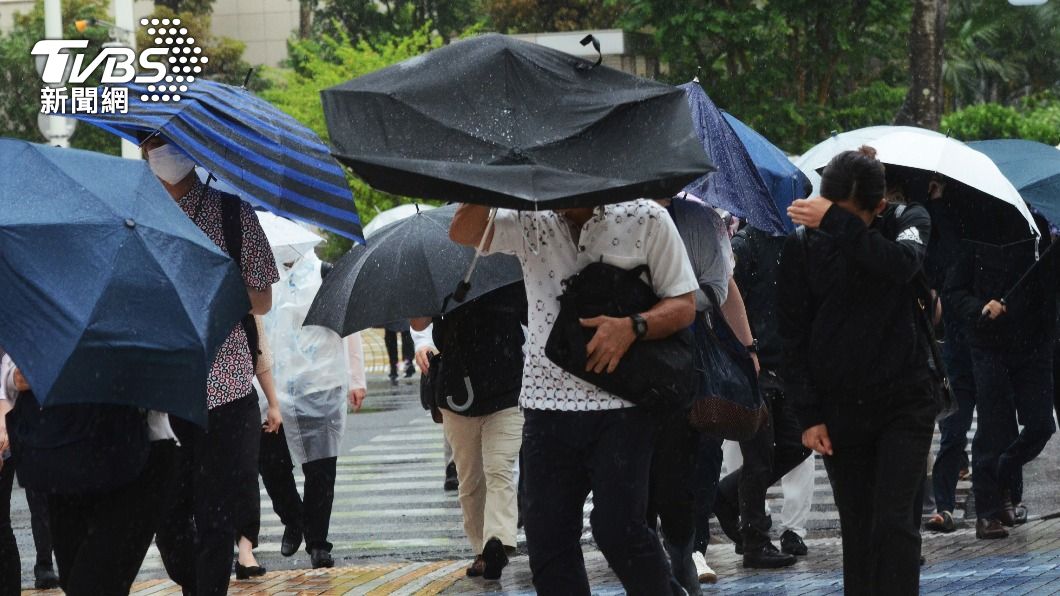 沖繩本島出現風雨。(圖/達志影像美聯社)