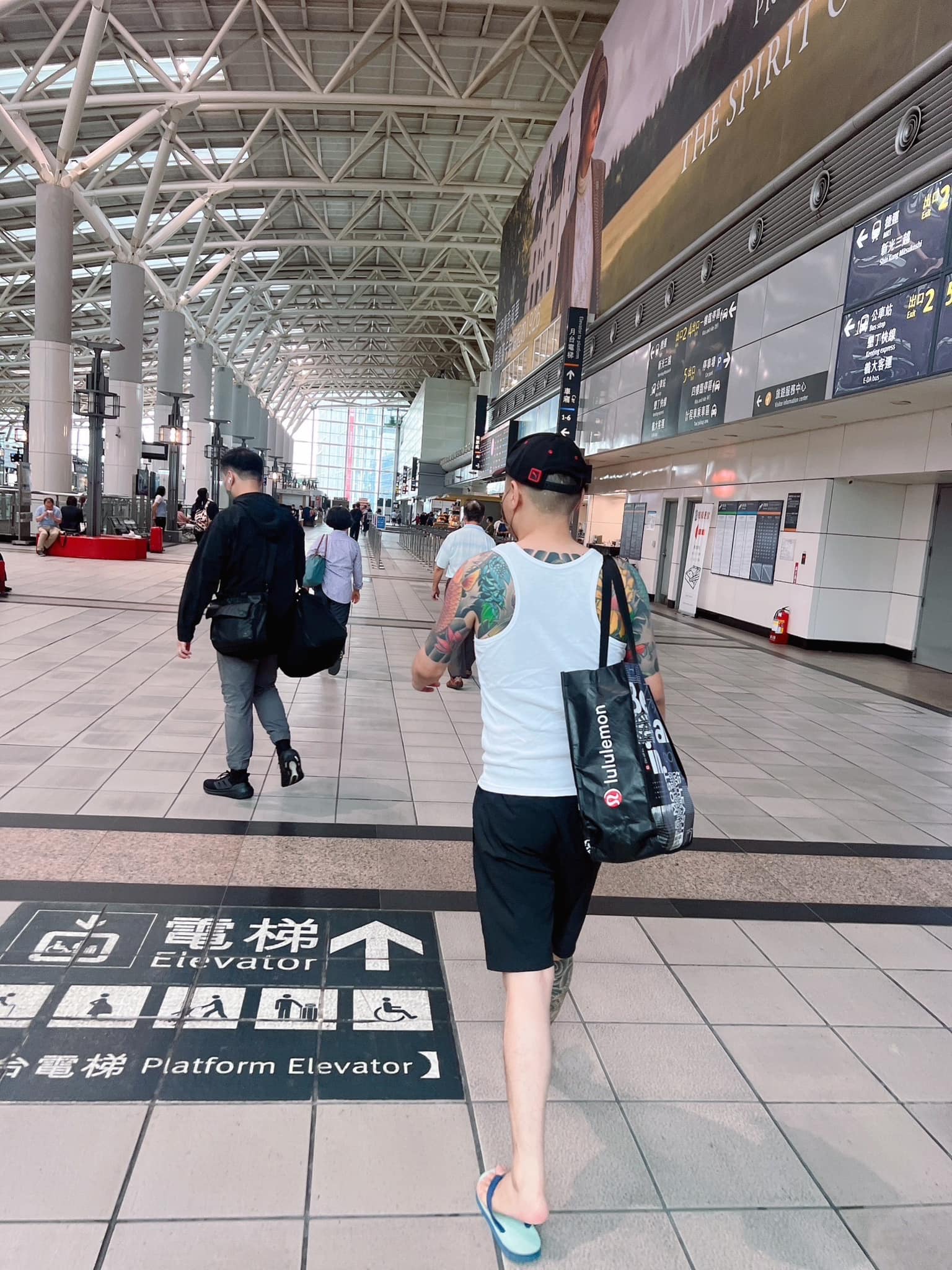 連千毅穿夾腳拖搭高鐵去報到。(圖/翻攝連千毅臉書)