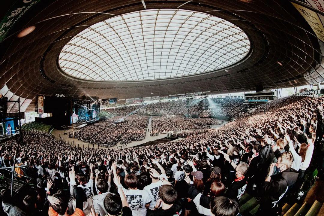 ONE OK ROCK在日本各地巨蛋舉辦大型演唱會。(圖/翻攝自ONE OK ROCK IG)