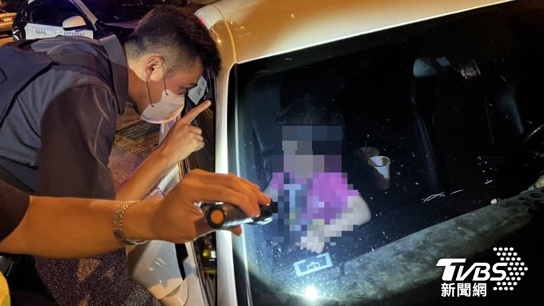 員警2人比手畫腳地慢慢引導女童如何開啟車門。（圖／警方提供）