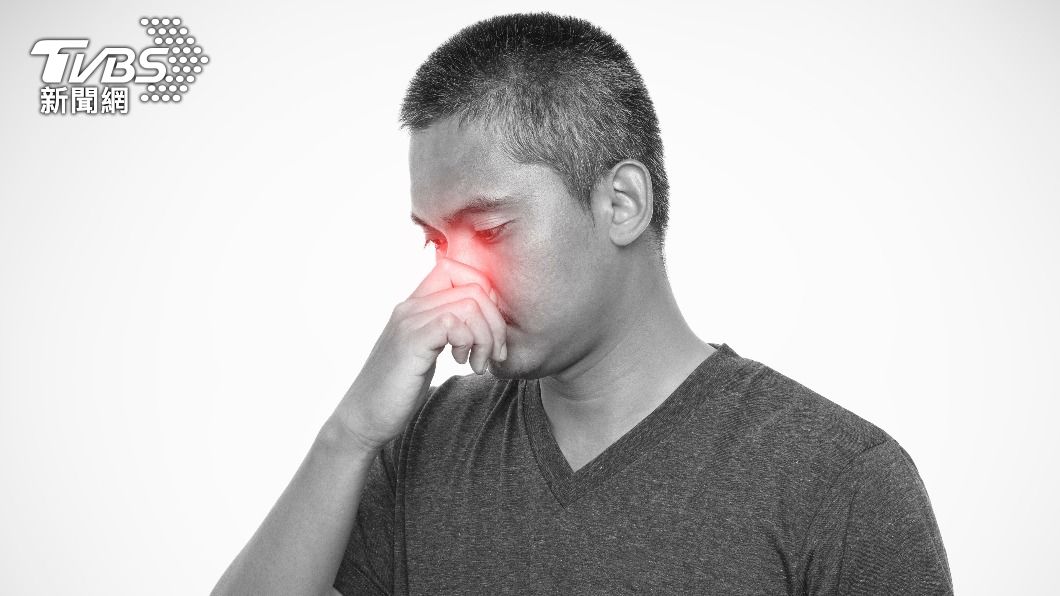 男鼻腔飄魚腥味!長期流黃鼻涕 醫揪元兇「3症狀」要注意