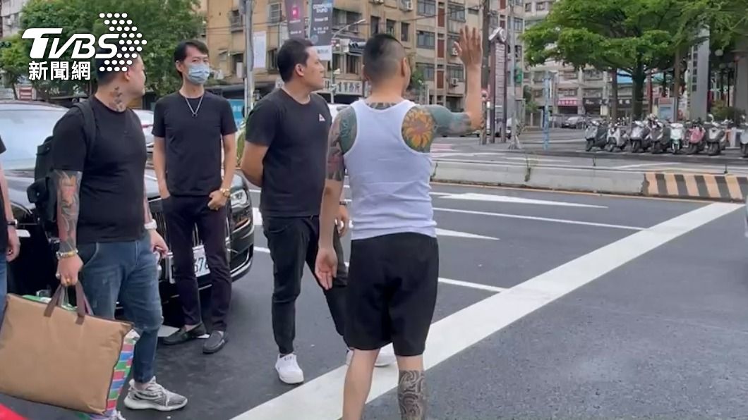 連千毅入獄前揮手。(圖/TVBS)