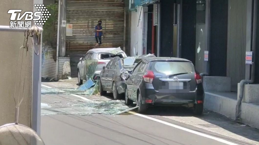 潮州玻璃被吹落砸壞轎車。(圖/TVBS)