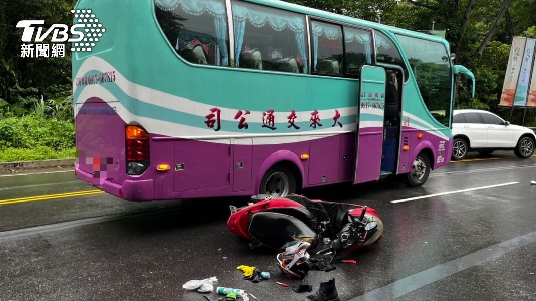 和車輪最近的距離...無照騎士過彎閃校車自摔　滾三圈險遭輾
