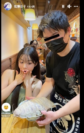 李多慧吃大王具足蟲拉麵。(圖/翻攝拉麵公子臉書限動)