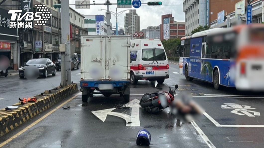 小貨車停在內線欲左轉。(圖/TVBS)
