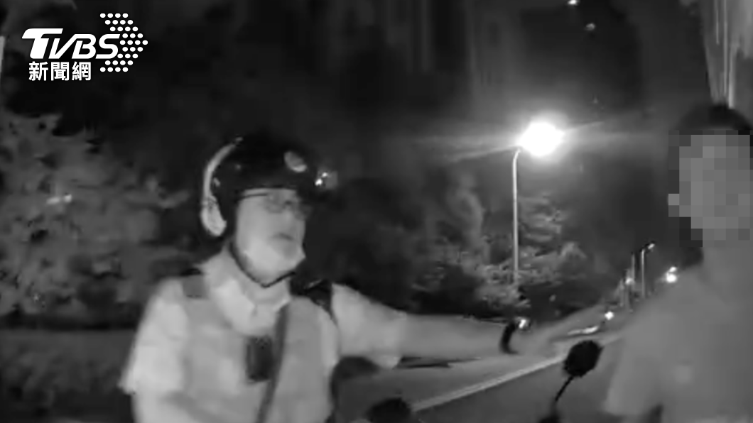 方男企圖以哀兵政策向員警套交情,企圖躲避酒測。(圖/警方提供)