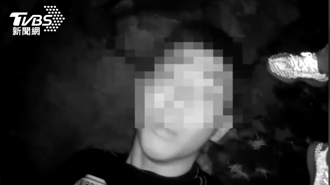 警方一個箭步將其中一名友人壓制在地。(圖/警方提供)
