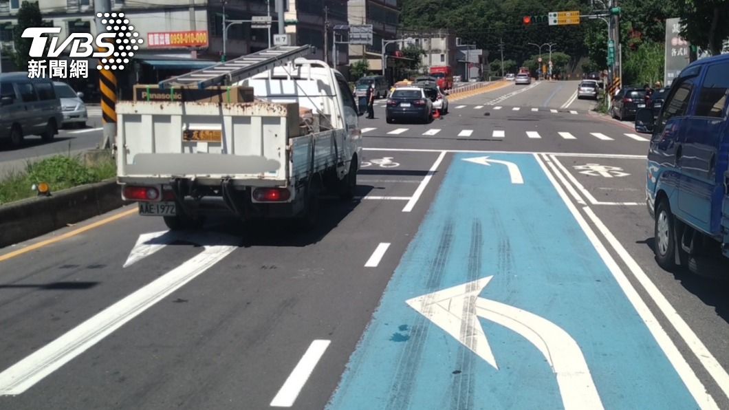 直行車撞上左轉機車,釀成1死1重傷悲劇。(圖/TVBS)