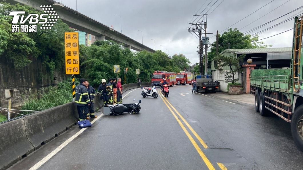 騎機車過彎自撞！男大生墜溝「血染河面」　搶救無效身亡