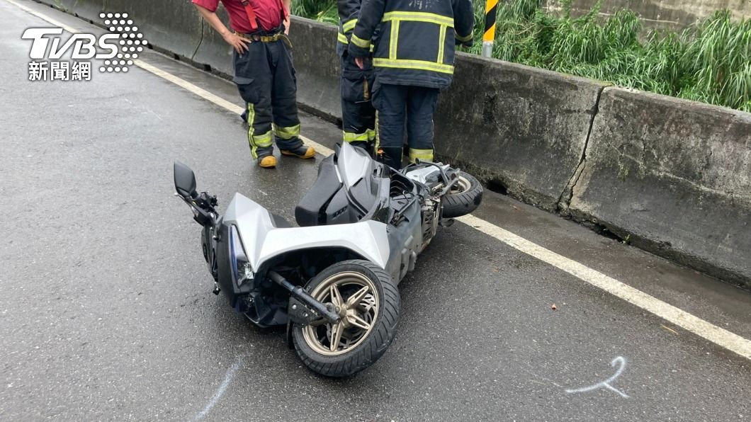 機車自撞護欄後騎士墜溝,搶救不治。(圖/TVBS)