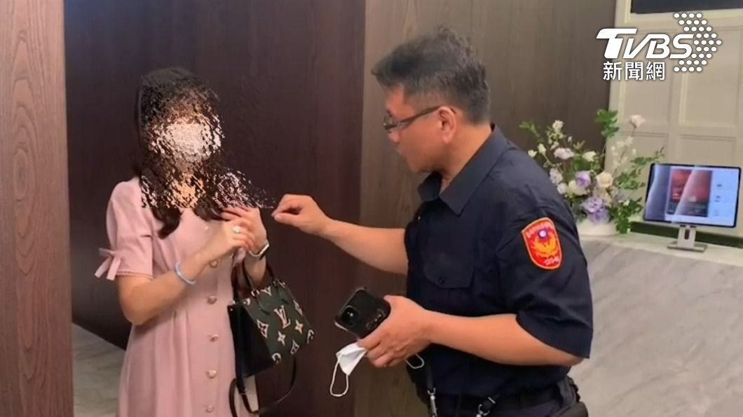 警方與董娘再三確認。(圖/TVBS)