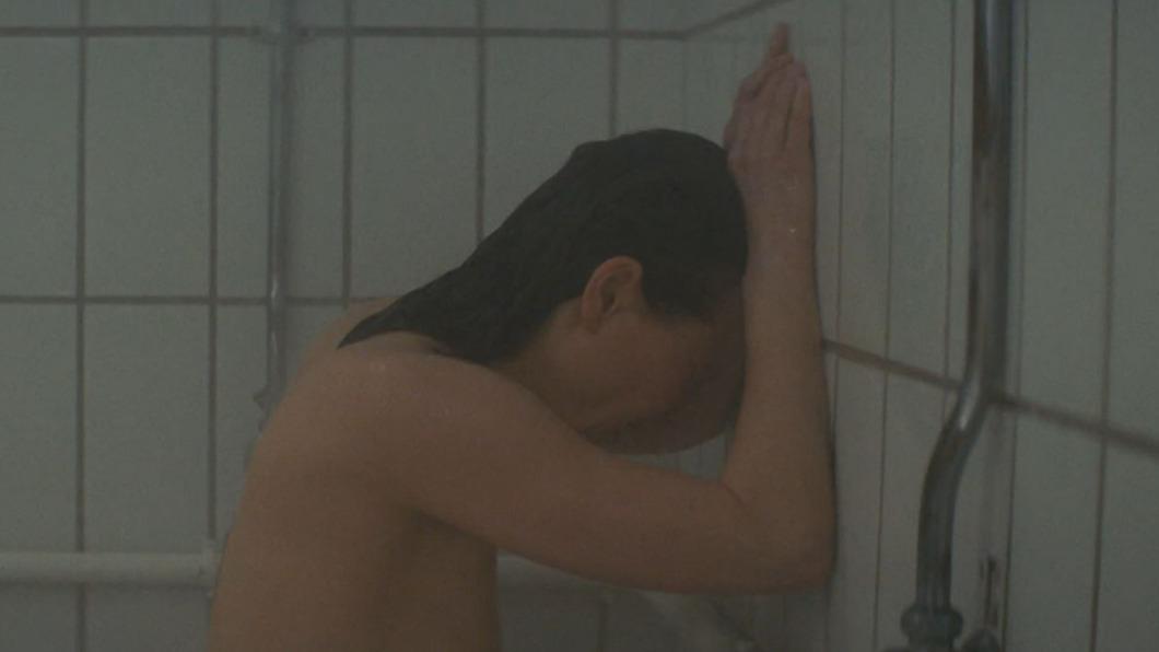 影后入獄服刑!淋浴間全裸肉搏獄友 趴牆崩潰畫面曝光