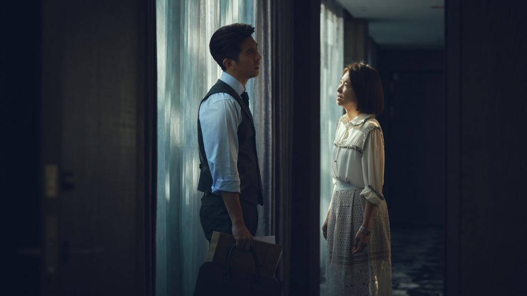 六月（右）與修杰楷在《親愛壞蛋》飾演一對貌合神離的夫妻。（圖／三立提供）