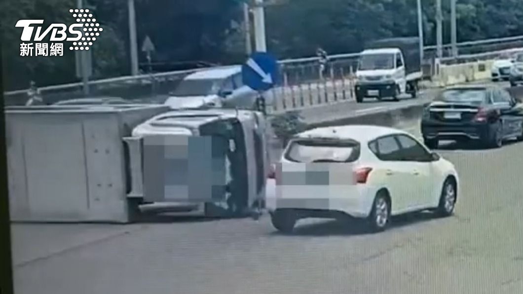 物流車翻覆差點撞上無辜車輛。（圖／TVBS）