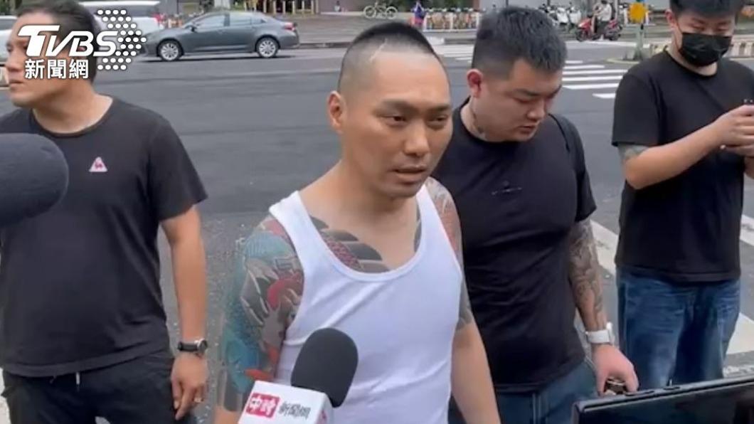 連千毅身穿吊嘎、藍白拖,一身輕便搭勞斯萊斯到現場,親友送行排場浩大。(圖/曾健銘攝)