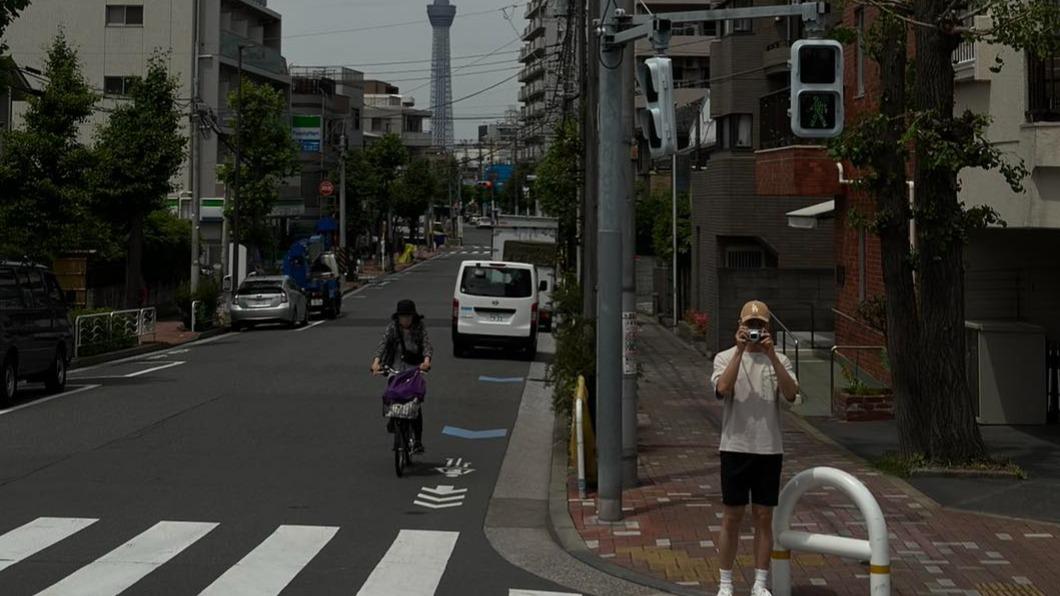胡宇威在對街拍陳庭妮。(圖/翻攝自陳庭妮臉書)