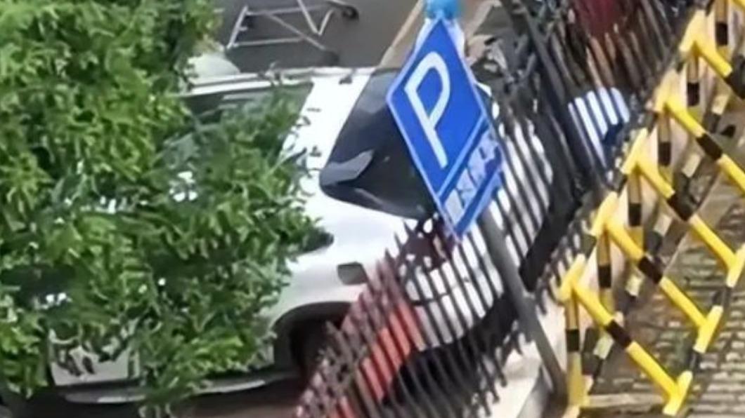 女子駕駛白車撞死母女。(圖/長江日報)