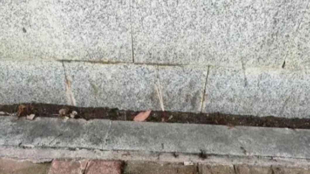 母女被撞的圍牆邊,有人特地去上香。(圖/長江日報)