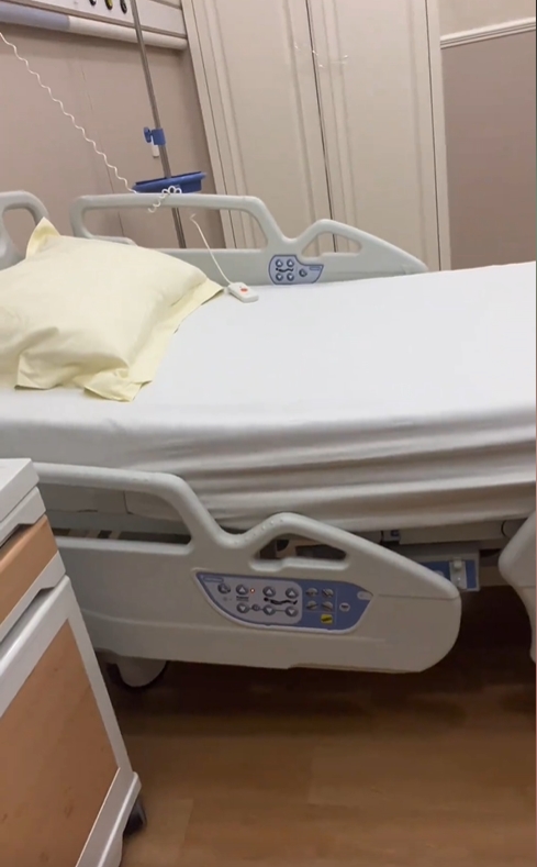 李立群大讚醫院的床很棒。(圖/翻攝自抖音)