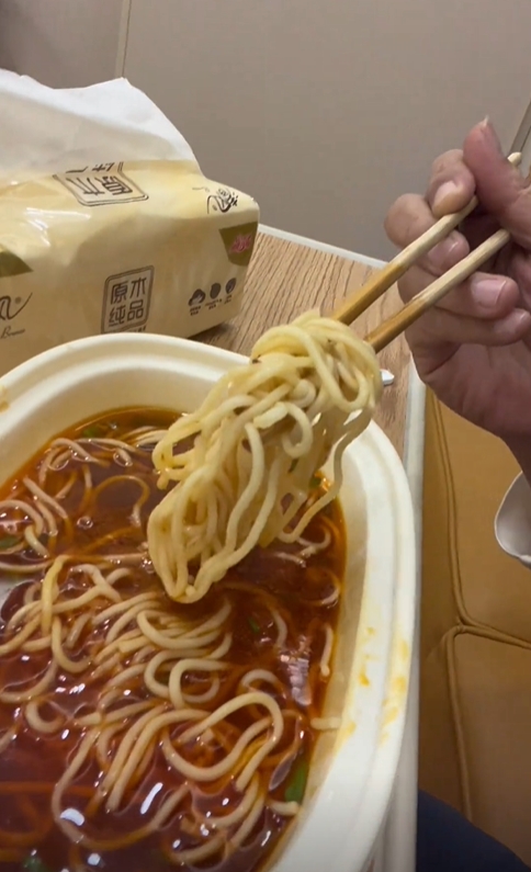李立群在病房大吃牛肉麵。(圖/翻攝自抖音)