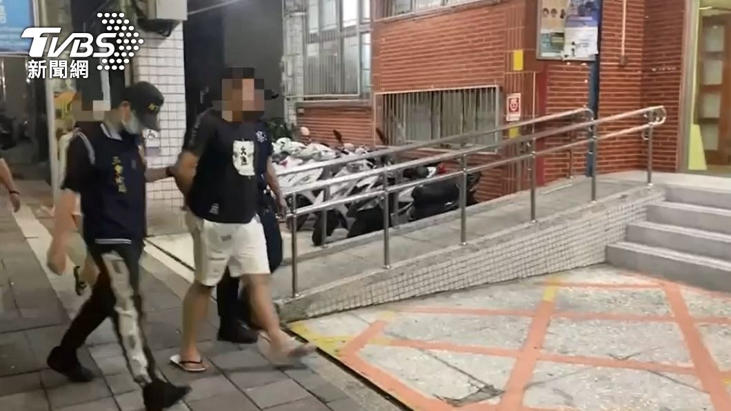 警方將陳男帶回偵辦。(圖/TVBS)