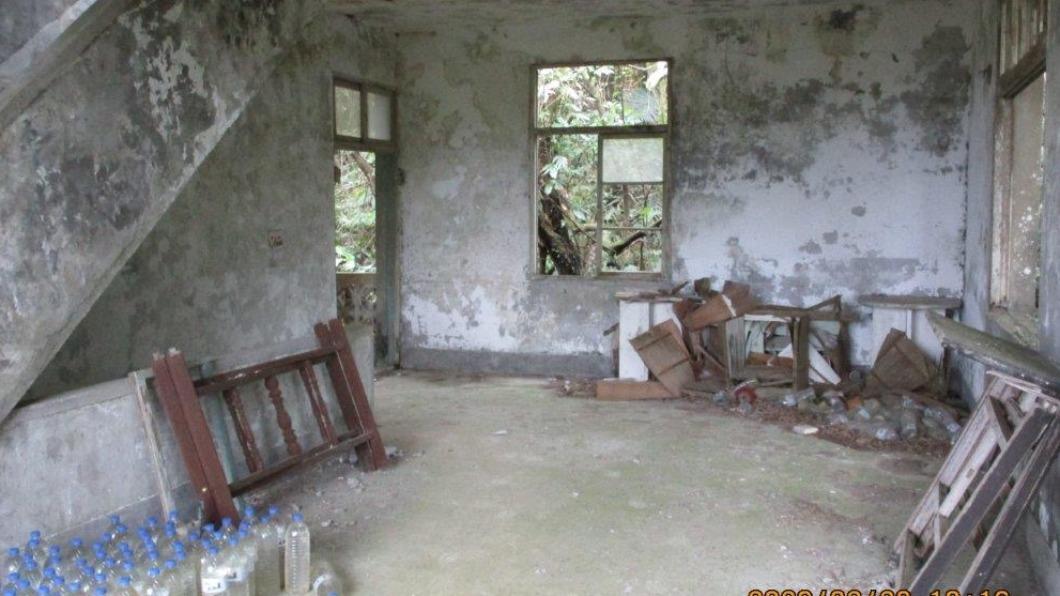 總面積達到１１１坪，但是屋況相當不好，完全沒有門窗，而且雜亂不勘。（圖／法務部執行處宜蘭分署提供）