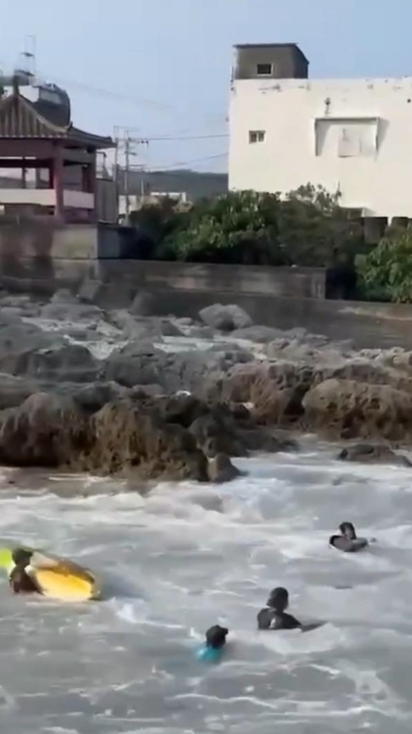 岸邊男子游上前協助。(圖/民眾提供)