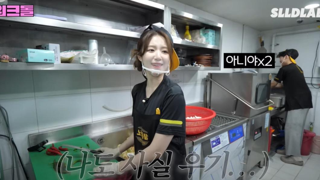 舒華到內場學習備菜。(圖/翻攝自「워크맨-Workman」 YT)