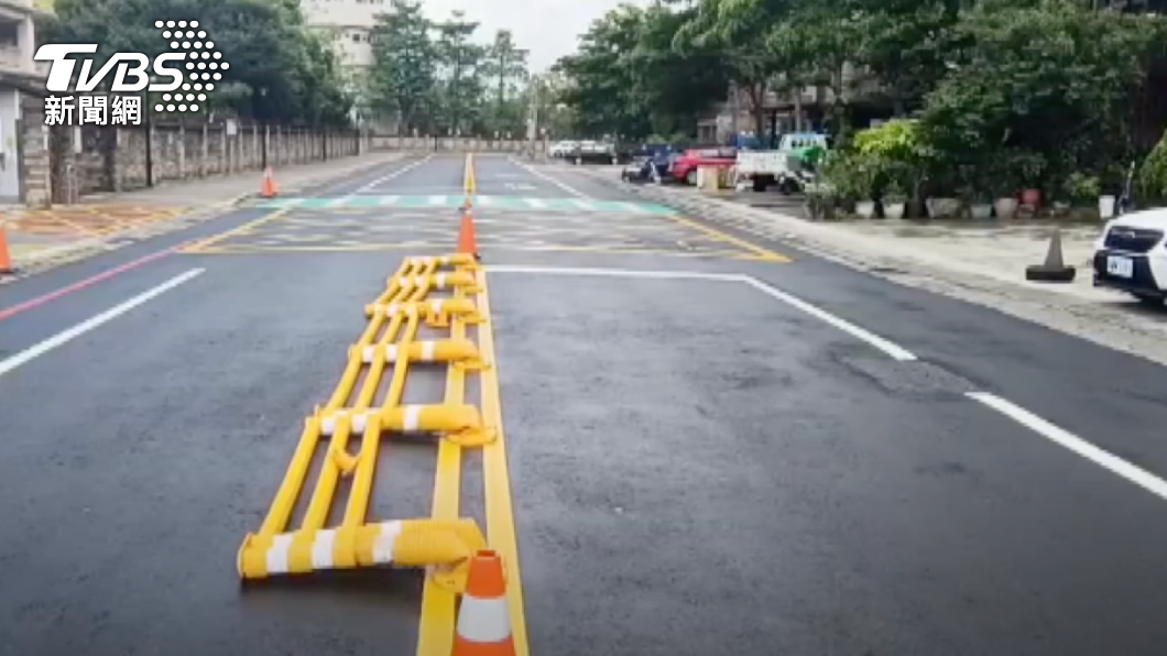 防撞桿被撞倒的畫面引起網友熱議。（圖／TVBS）