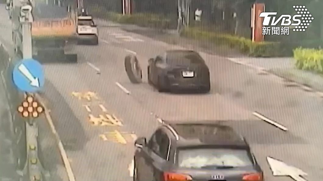 馬路驚見「血滴子」!砂石車輪胎脫落 BMW撞上鈑金花了