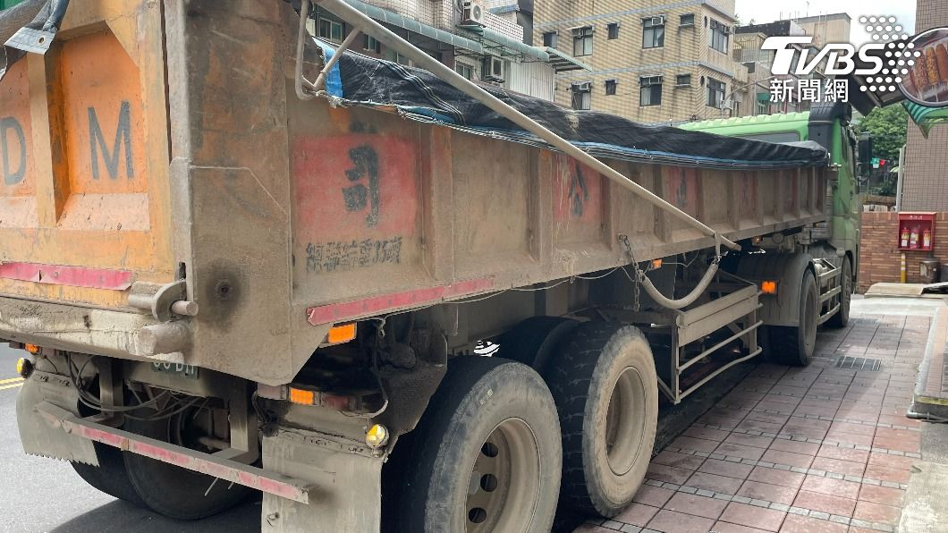 砂石車車輪脫落，導致後車閃避不及撞上。（圖／TVBS）