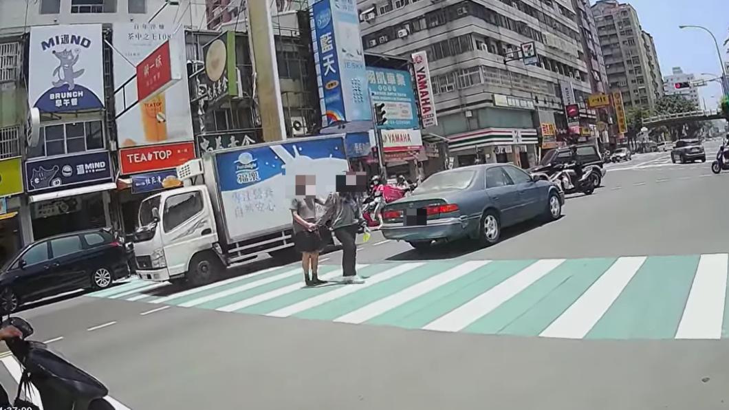 阿公穿越路口時被該車擋住，駕駛繼續往前開。（圖／翻攝自爆料公社公開版）