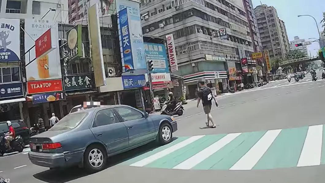 行人必須繞過轎車才能通行。（圖／翻攝自爆料公社公開版）