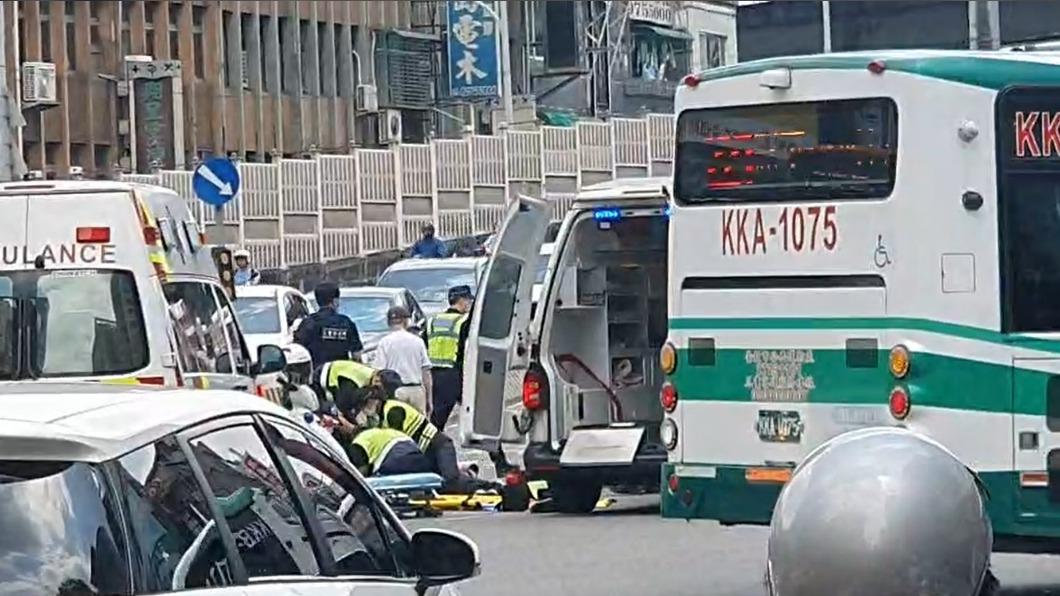 快訊/機車、賓士車台北橋下碰撞 女騎士重傷命危搶救中