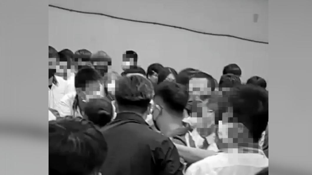台南某高職畢典大亂鬥!學生出手互毆 旁人遭波及被抓傷