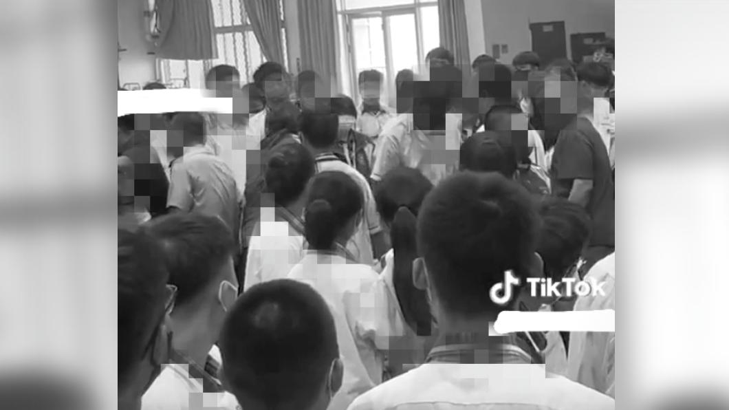 老師、教官都上前把人拉開制止。(圖/翻攝自爆料公社)