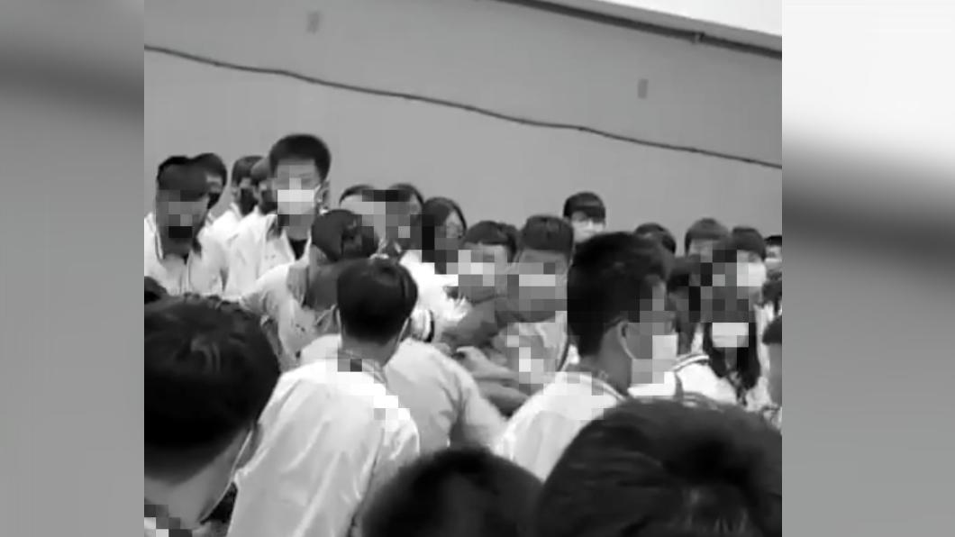 校方緊急廣播要全體學生離開,引起一陣騷動。(圖/翻攝自爆料公社)