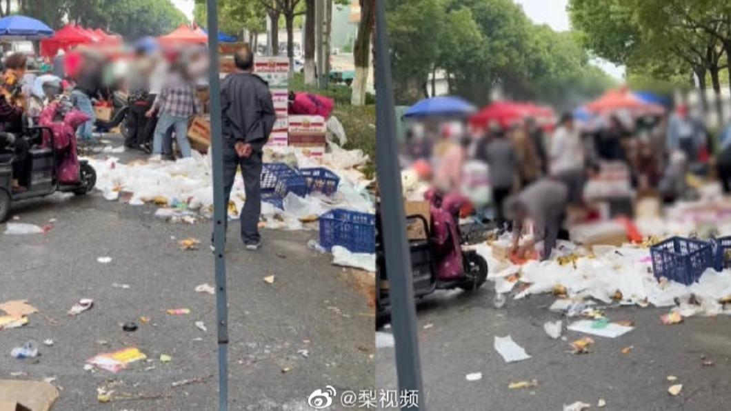 江蘇一個水果攤因無人看管,導致30箱香蕉在短時間內被路人搬光。(圖/翻攝自微博)