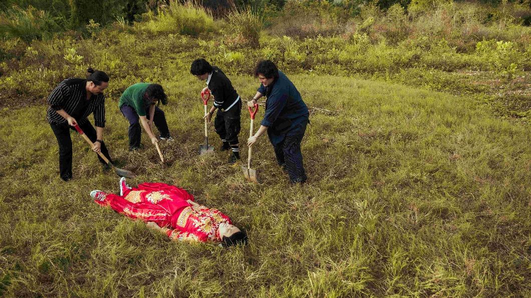 香港影后毛舜筠與鄭中基主演的黑色荒謬喜劇《死屍死時四十四》因一具裸屍掀起一場翻天覆地的混戰。（圖／台北電影節提供）