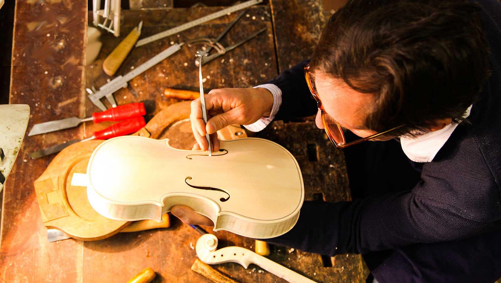 柏夏德總遵循300年前史特拉第瓦里(Stradivari)及瓜奈里(Guarneri)的製琴步驟。(圖/海鵬提供)