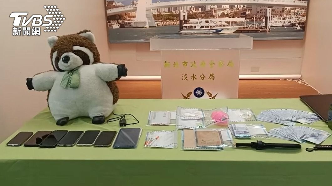 警方查扣證物。(圖/TVBS)