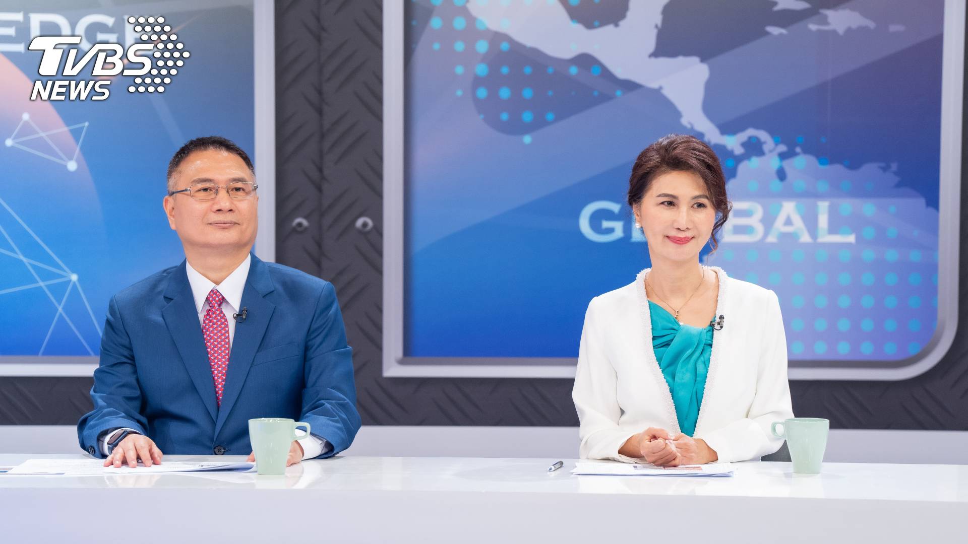 《金臨天下》邀請聯寶電子總經理譚偉傑(左)、聯寶電子董事長譚明珠(右),討論全球經濟的下行風險趨勢。(圖/TVBS提供)