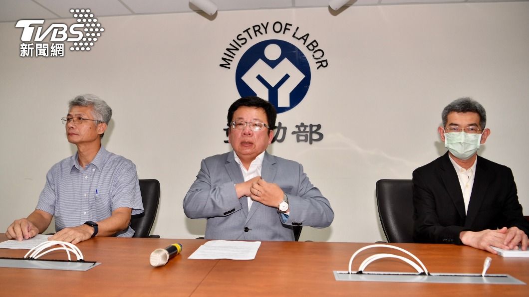 圖左至右為勞動部職安署職業衛生健康組長張國明、勞動部政務次長李俊俋、勞動部勞動條件及就業平等司長黃維琛。(圖/胡瑞麒攝)
