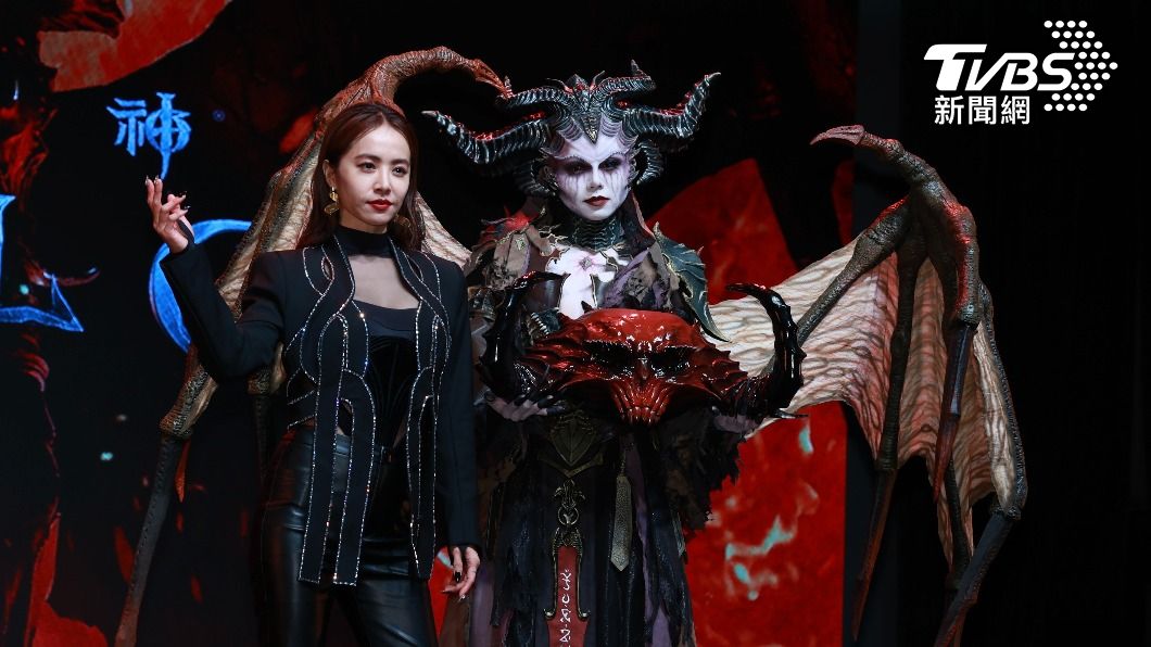 Jolin和此次遊戲主角莉莉絲合體,笑稱是她的人間代言人。(圖/黃城碩攝)