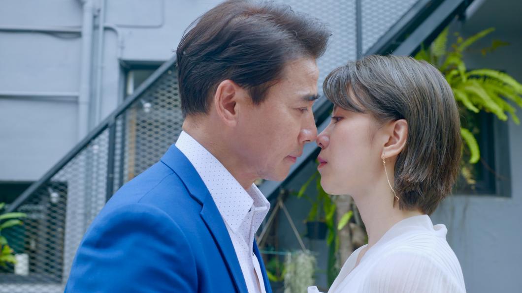 女兒變情人!翁家明上演「格差戀」激吻小20歲女星