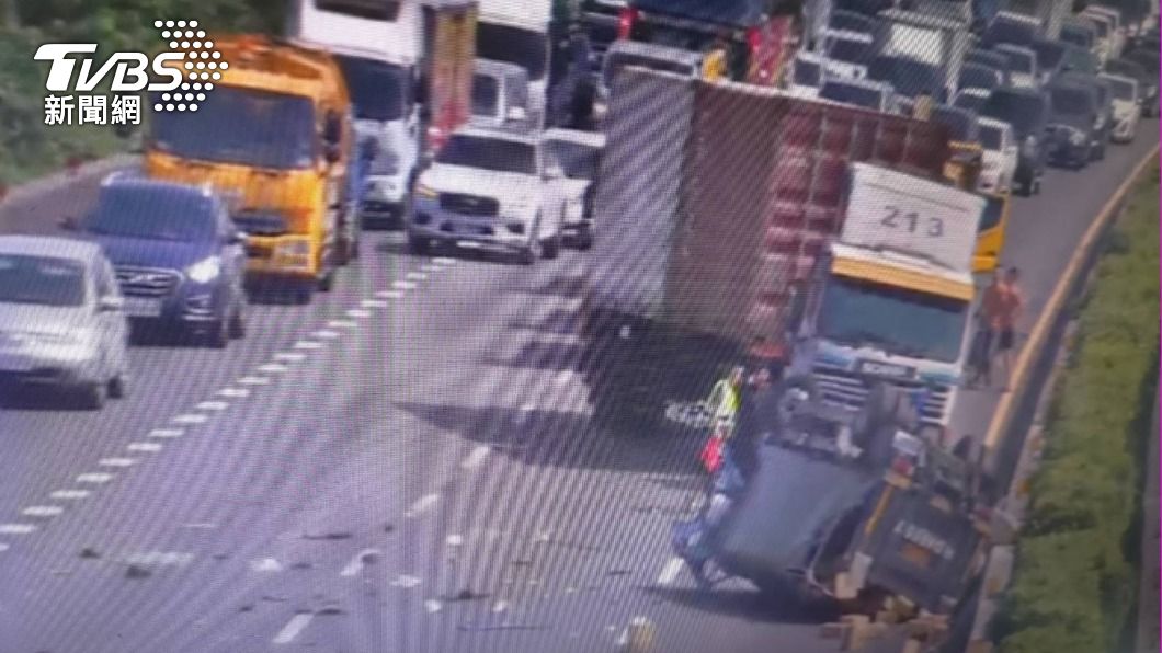 這起事故導致大塞車。(圖/TVBS)